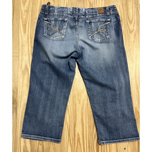 BKE Buckle Lily Denim Capri Jeans Womens Size 35x23 Stretch Blue Denim - Picture 1 of 7